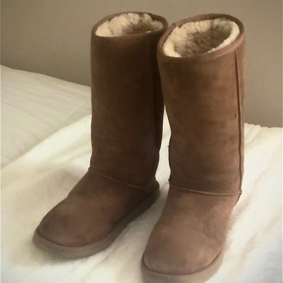 Chestnut Uggs Boots, Size 8 - Picture 1 of 2